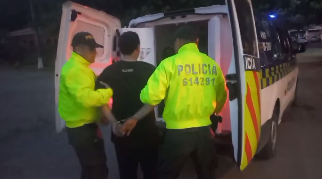 Momento en que las autoridades capturaron a alias 'Camilo'.