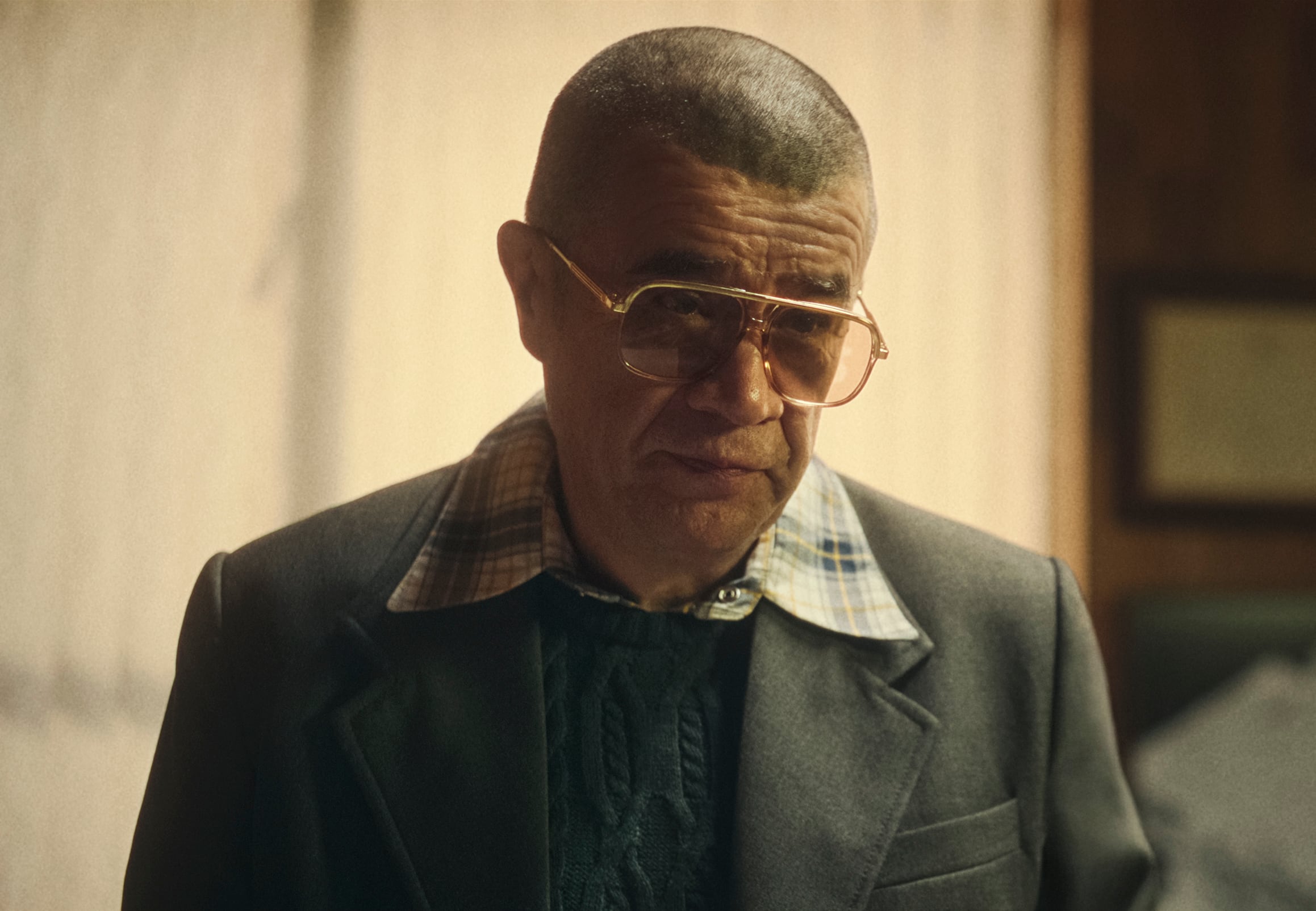 Dago García interpreta a Manosalva, nuevo jefe de Granados en el periódico. Cr. Courtesy of Netflix ©2025