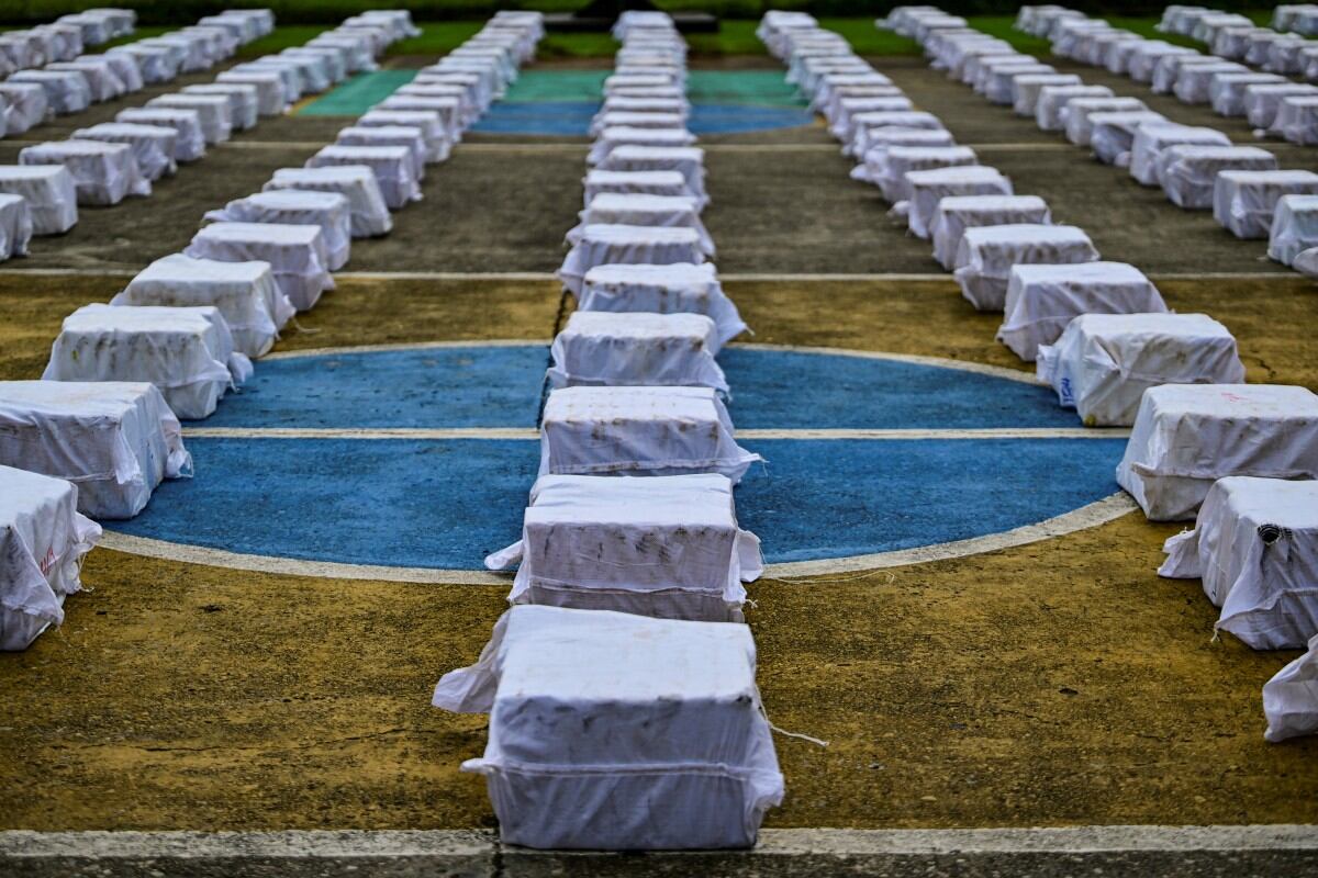 Esta imagen muestra 12 toneladas de cocaína divididas en cientos de paquetes en la sede de la Aeronaval en Ciudad de Panamá el 11 de noviembre de 2025. Panamá llevó a cabo una de las mayores incautaciones de droga de su historia tras interceptar cerca de 12 toneladas de cocaína en un buque en el Pacífico con destino a Estados Unidos, según informaron las autoridades locales el 11 de noviembre de 2025.