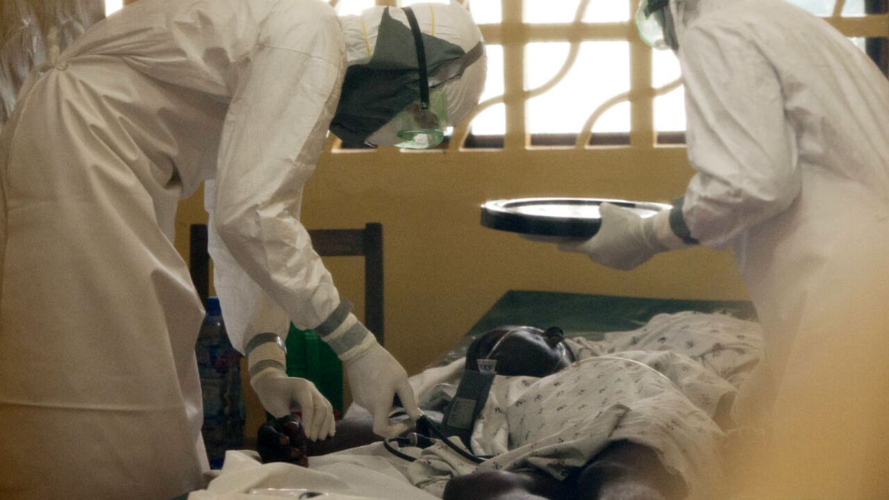 La Organización Mundial de la Salud declaró alerta sanitaria en el Occidente de África, donde el ébola ya ha cobrado más de 2.800 vidas.