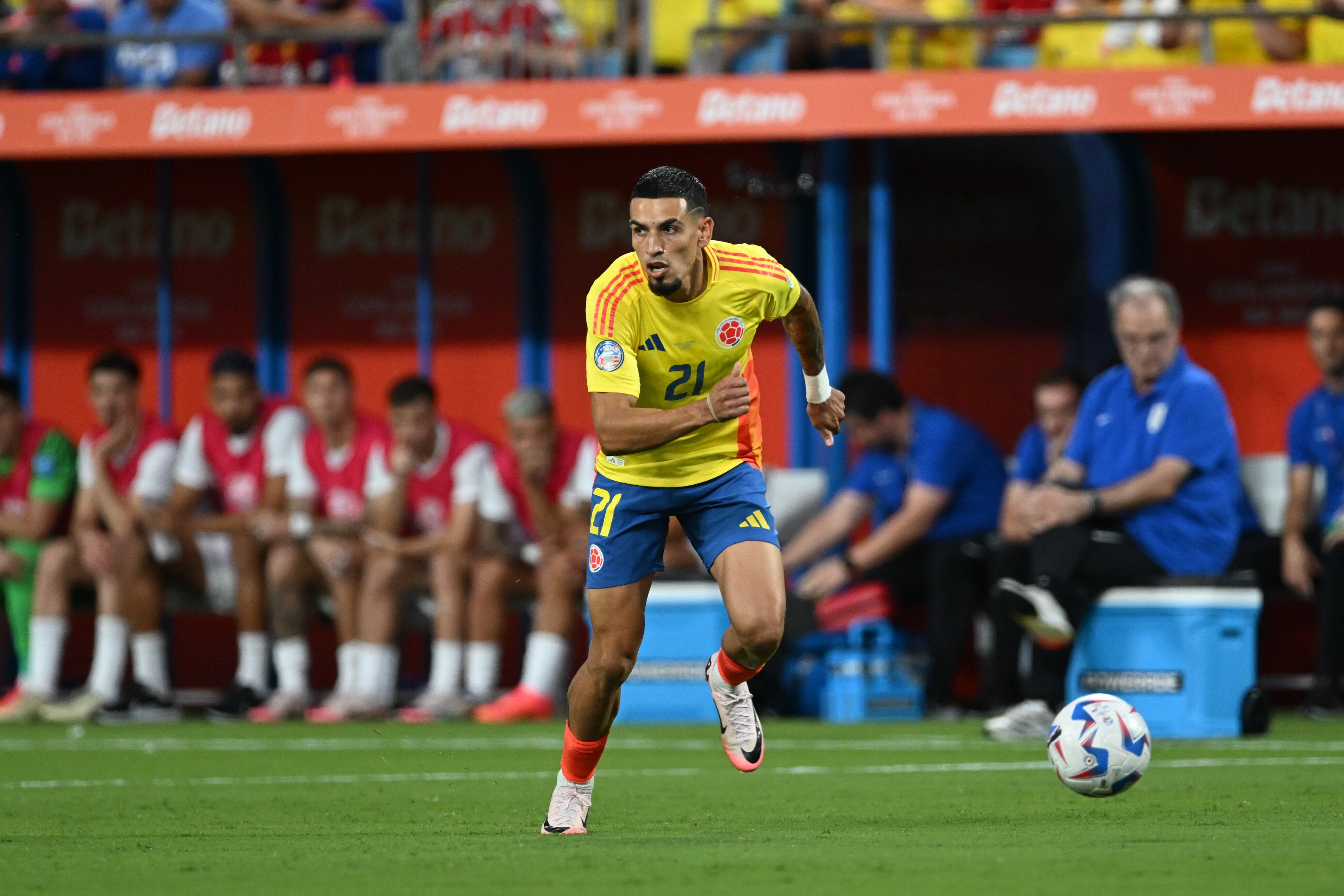 Daniel Muñoz, ante Uruguay, en Copa América.