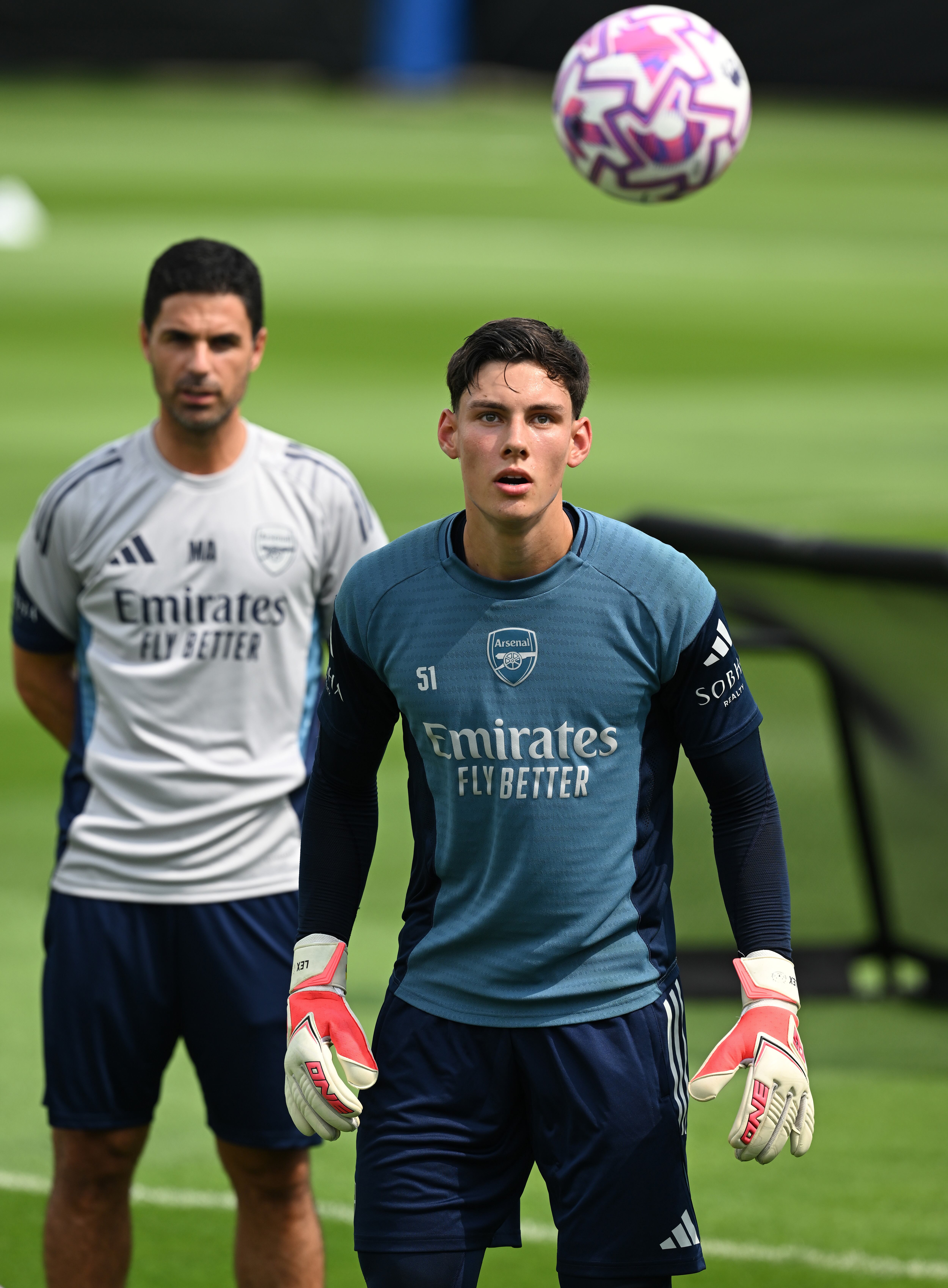 Alexéi Rojas bajo las órdenes del entrenador, Mikel Arteta, en Arsenal