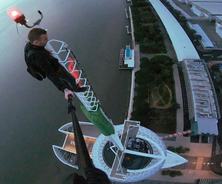 El fotógrafo cayó de un piso 68 de un complejo de torres en Hong Kong.