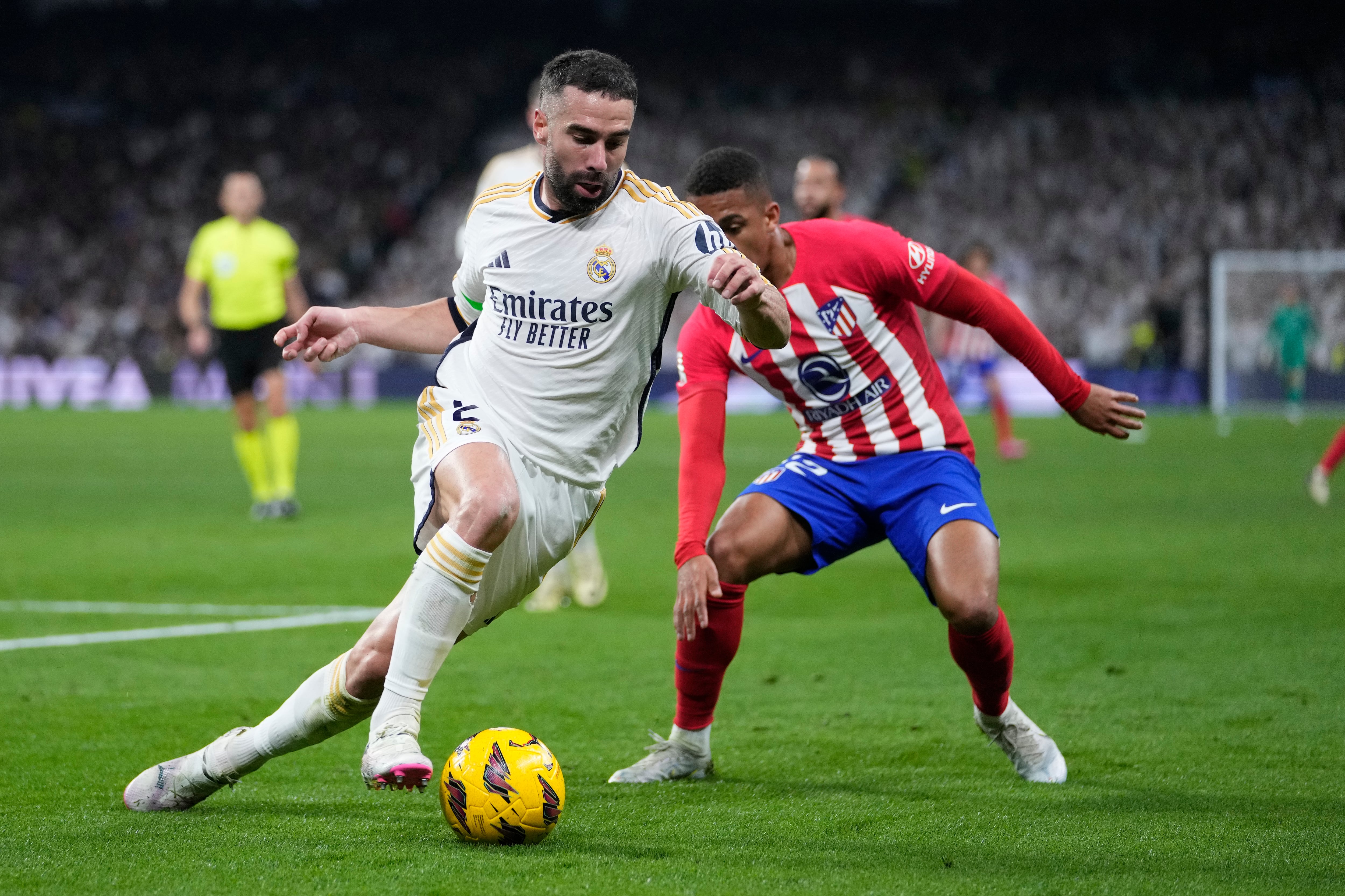 Dani Carvajal del Real Madrid, izquierda, y Mario Hermoso del Atlético de Madrid disputan el balón durante el partido de fútbol de la Liga española entre el Real Madrid y el Atlético de Madrid en el estadio Santiago Bernabeu de Madrid, España, el domingo 4 de febrero de 2024. (Foto AP /Bernat Armangué)