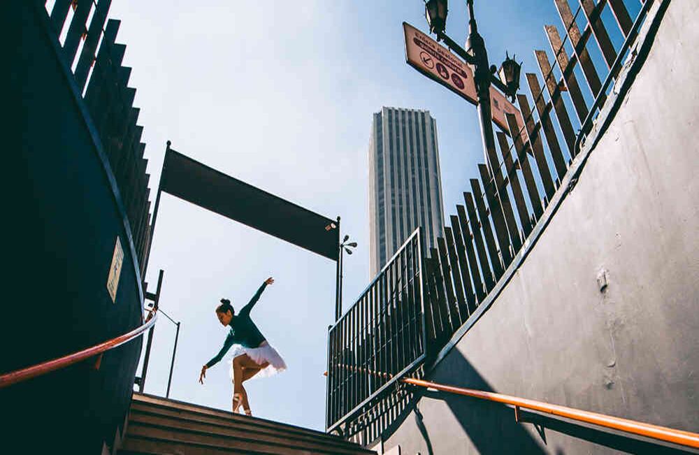 Bailarina en el centro de Bogotá.