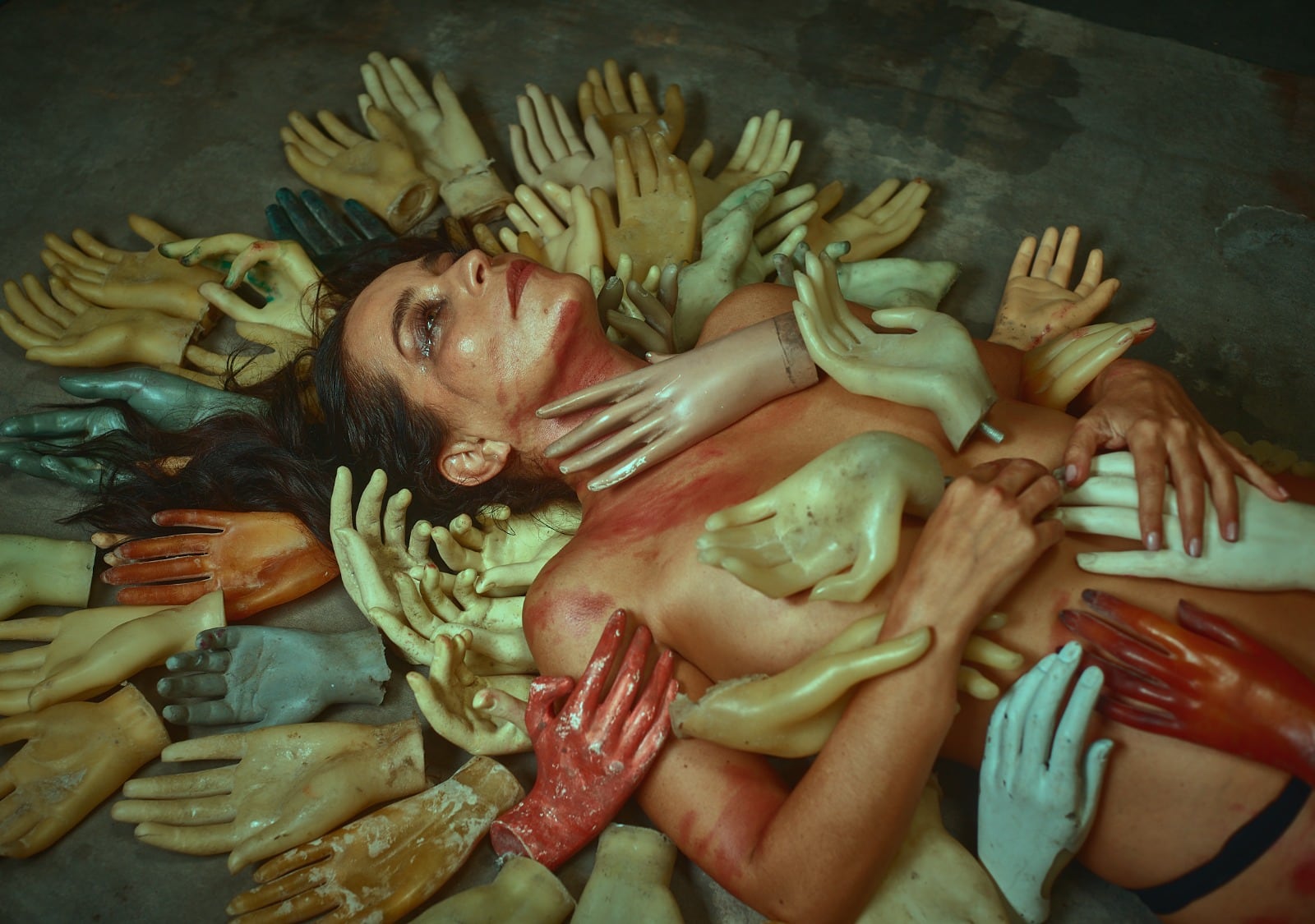 En la sala Buenaventura del teatro Casa E, Diana Ángel interpreta 'Gato por liebre', monólogo de Piedad Bonnet.