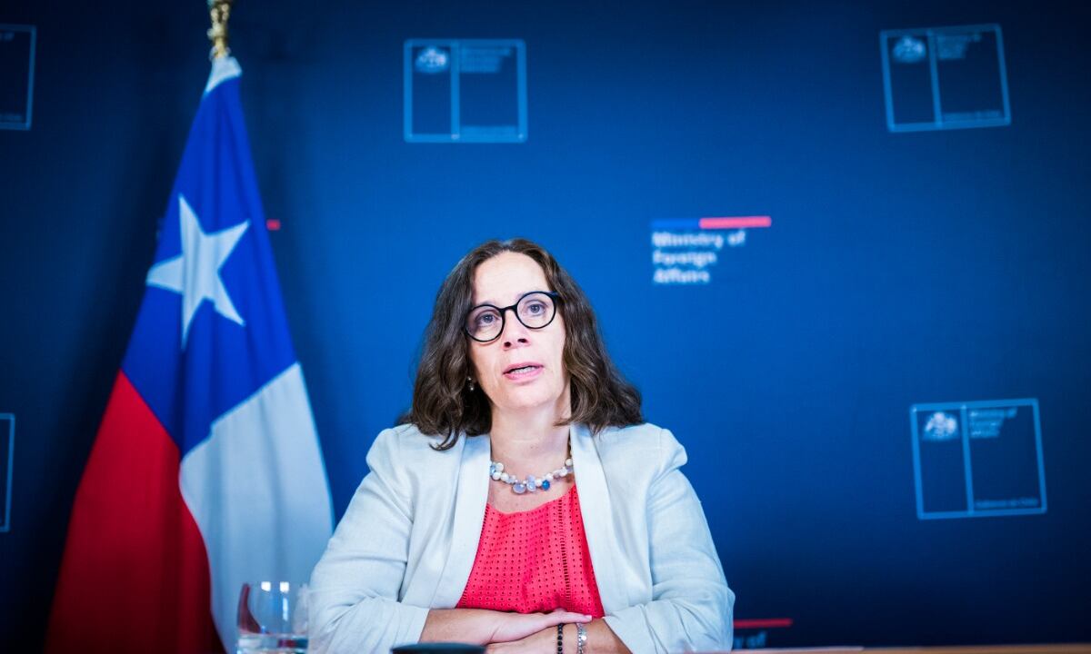 la canciller Urrejola, de Chile, confirmó que la jefe de prensa del Ministerio de Exteriores de Chile fue removida de su cargo en medio de la polémica, tras advertirla responsable de la filtración.