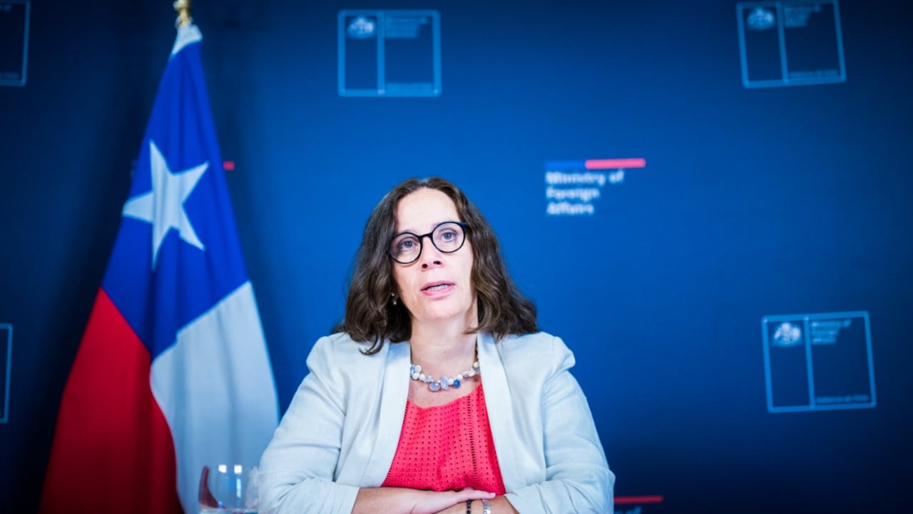 La canciller Urrejola, de Chile, confirmó que la jefe de prensa del Ministerio de Exteriores de Chile fue removida de su cargo en medio de la polémica, tras advertirla responsable de la filtración de un audio.