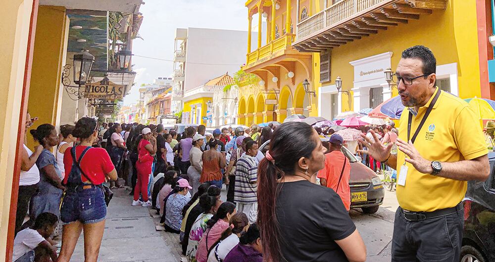    Este fue el panorama en Cartagena, donde miles de personas esperaron pacientemente su turno para reclamar el subsidio. 