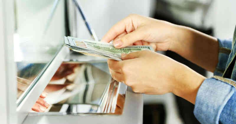 La principal diferencia con la prima legal de servicios, es que esta última sí corresponde a un pago de obligatorio reconocimiento por parte de los empleadores a sus trabajadores.