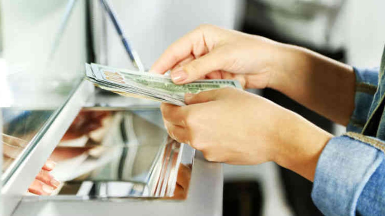 La principal diferencia con la prima legal de servicios, es que esta última sí corresponde a un pago de obligatorio reconocimiento por parte de los empleadores a sus trabajadores.