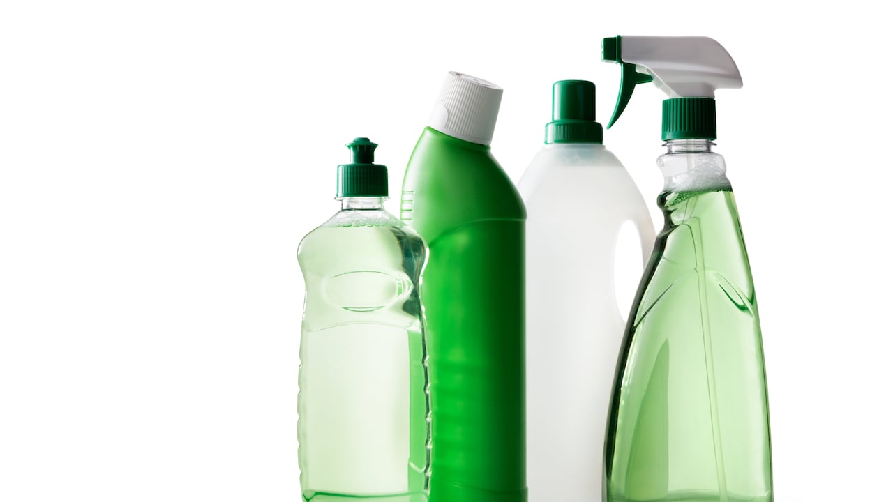 Limpieza: productos de limpieza ecológicos aislados sobre fondo blanco