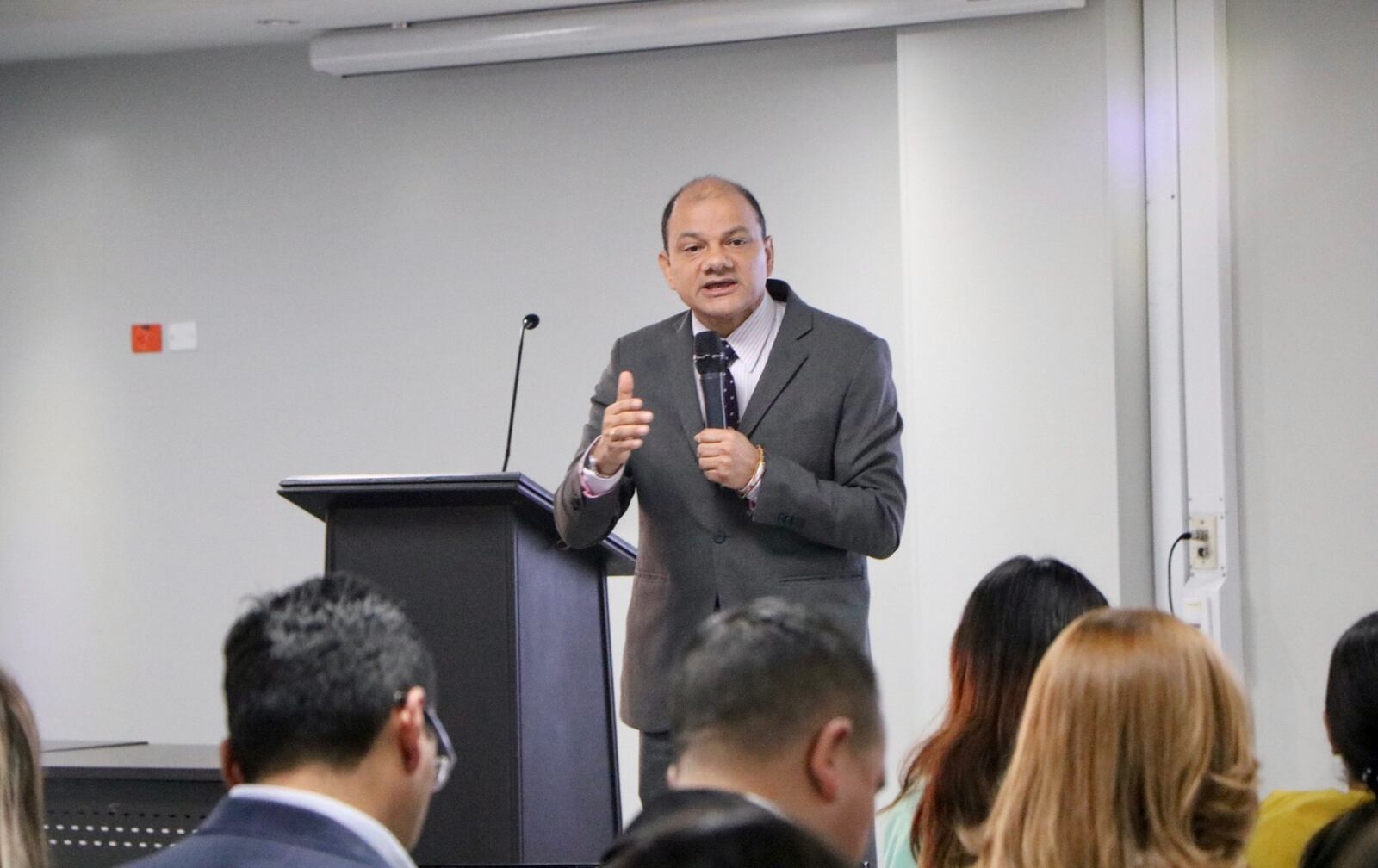 Viceministro de Protección Social, Luis Alberto Martínez, en la socialización de componentes de la reforma a la salud.