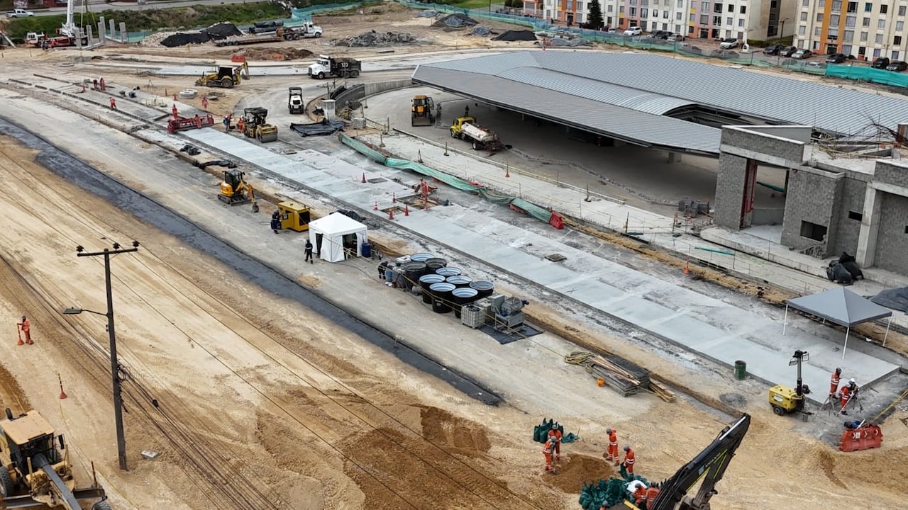 "Por este paso subterráneo podrán los vehículos que deseen cruzar la Autopista Sur de oriente a occidente, eliminando el paso semafórico", Jorge Emilio Rey.