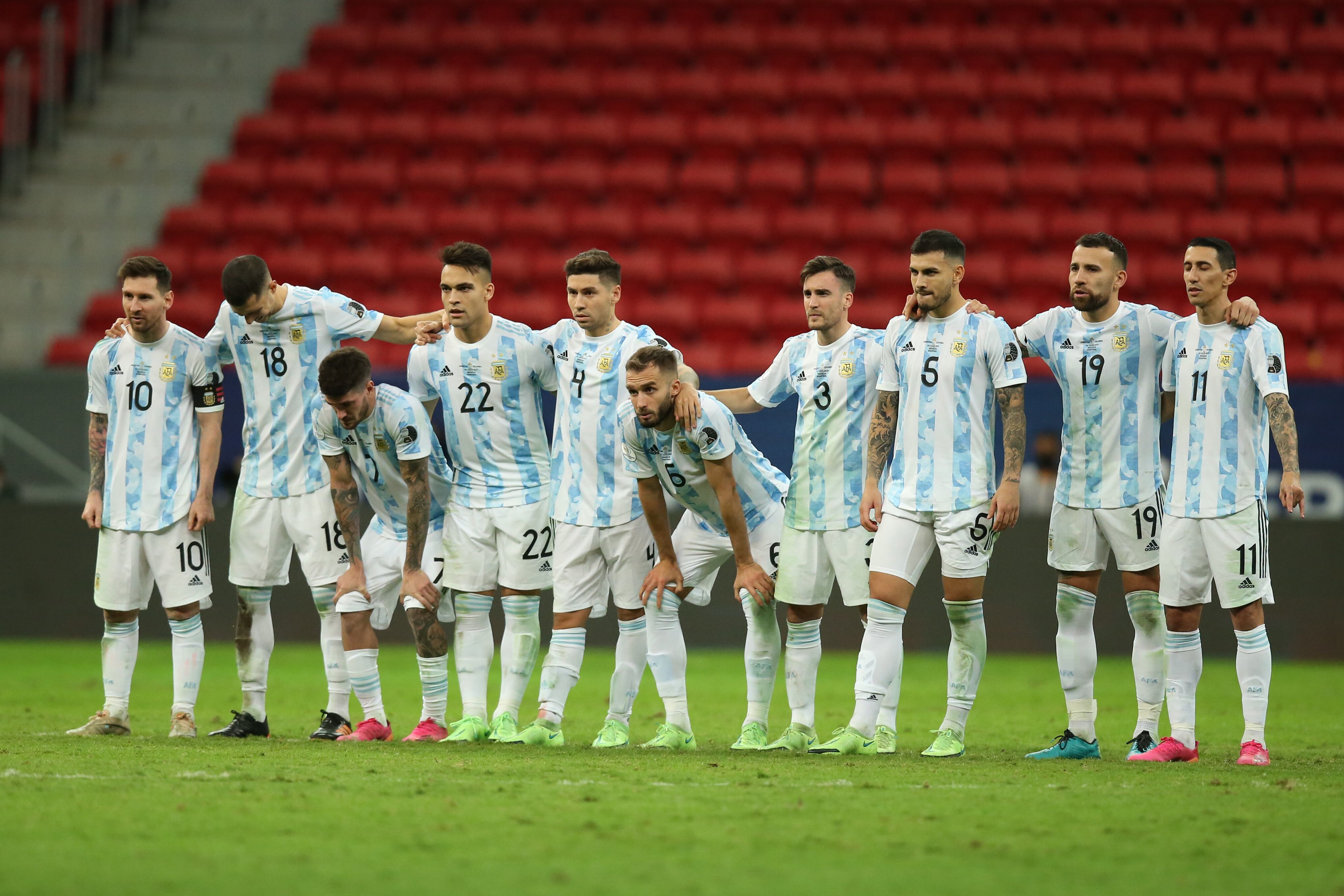 Los jugadores de Argentina se alinean durante una tanda de penaltis después de un partido de semifinal de la Copa América Brasil 2021 entre Argentina y Colombia en el estadio Mane Garrincha el 6 de julio de 2021 en Brasilia, Brasil. (Foto de Alexandre Schneider/Getty Images)
