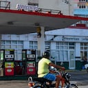 Un hombre en motocicleta pasa frente a una gasolinera vacía en La Habana el 24 de abril de 2023. - "¡Esto es un infierno!" exclama Lázaro Díaz, un mensajero cubano de 59 años que hace cola desde hace un día con la esperanza de conseguir gasolina, en la crisis de escasez de combustible más larga que los habaneros dicen haber vivido en años. (Foto de YAMIL LAGE / AFP)