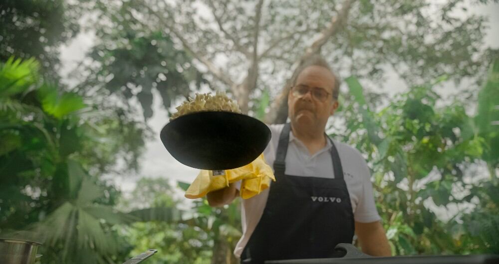 Harry Sasson llegó hasta las selvas del Putumayo para preparar paltos con palmitos de la región.