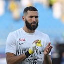 Karim Benzema delantero del Al Ittihad saluda a los fanáticos de su equipo previo al partido ante Al Raed, en la Liga Saudí, en Buraidah, Arabia Saudita. Lunes 14 de agosto de 2023. (AP Foto)