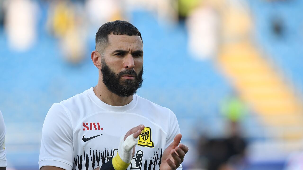 Karim Benzema delantero del Al Ittihad, saludando a los fanáticos de su equipo previo al partido ante Al Raed, en la Liga Saudí, en Buraidah, Arabia Saudita.