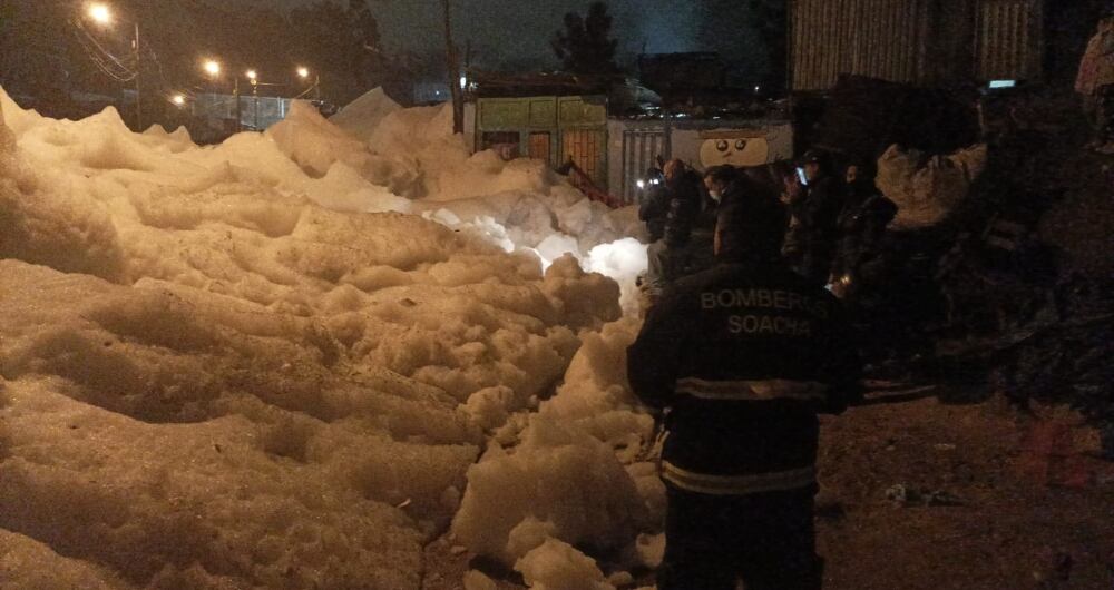 Taponamiento en la quebrada Tibanica en Soacha generó montañas de espuma de alta toxicidad.