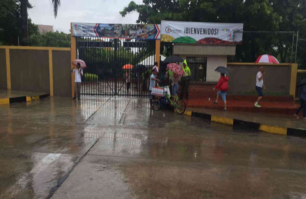 A pesar de la lluvia, las votaciones transcurren con normalidad en Barranquilla. Este es el panorama en el Colegio Biffi La Salle. Foto: Tadeo Martínez / SEMANA.