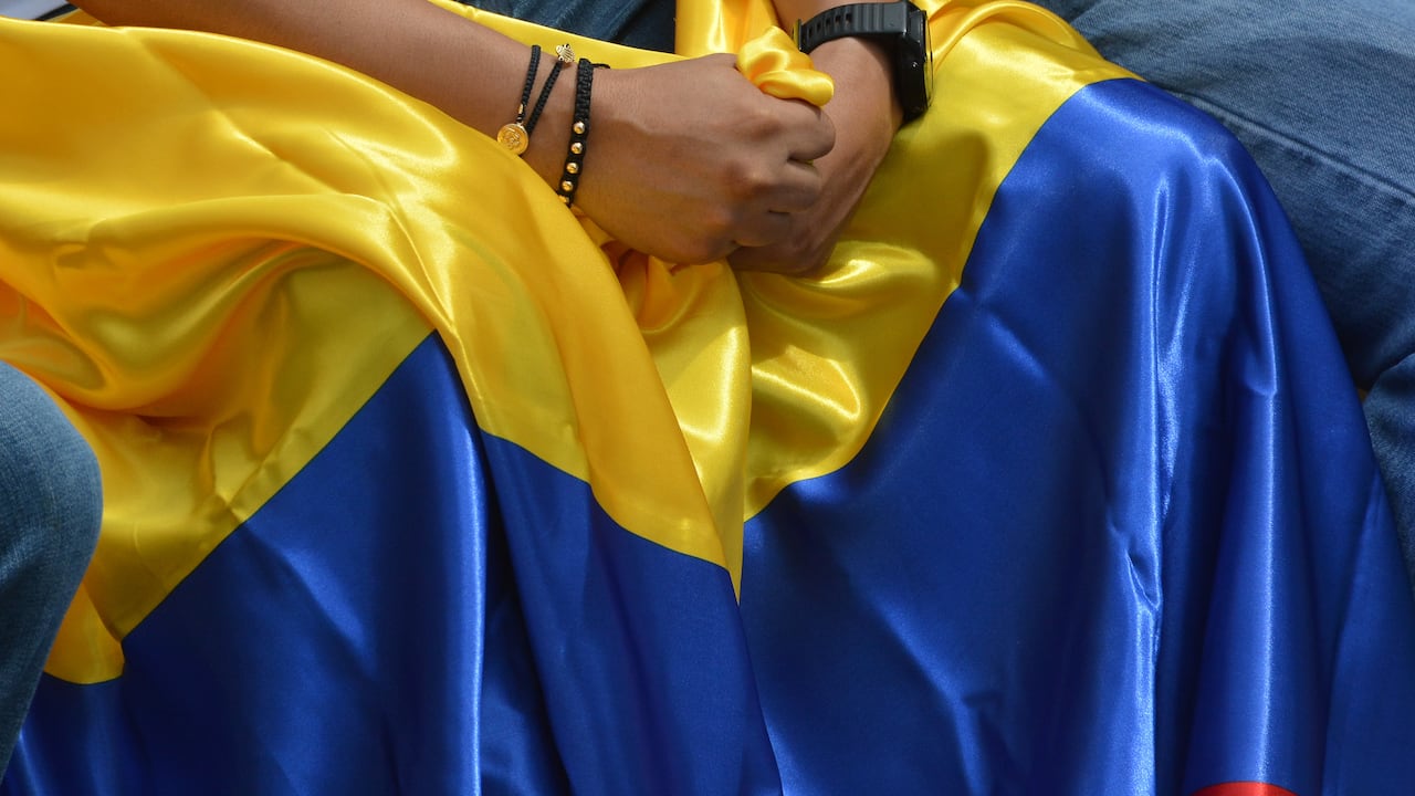Con camisetas blancas, velas y banderas de Colombia, ciudadanos se reunieron en la Plazoleta Jairo Varela para rechazar el atentado que sufrió el precandidato presidencial Miguel Uribe. Organizaciones civiles piden garantías para el proceso electoral de cara a los comicios de 2026. Foto Jorge Orozco/El País.