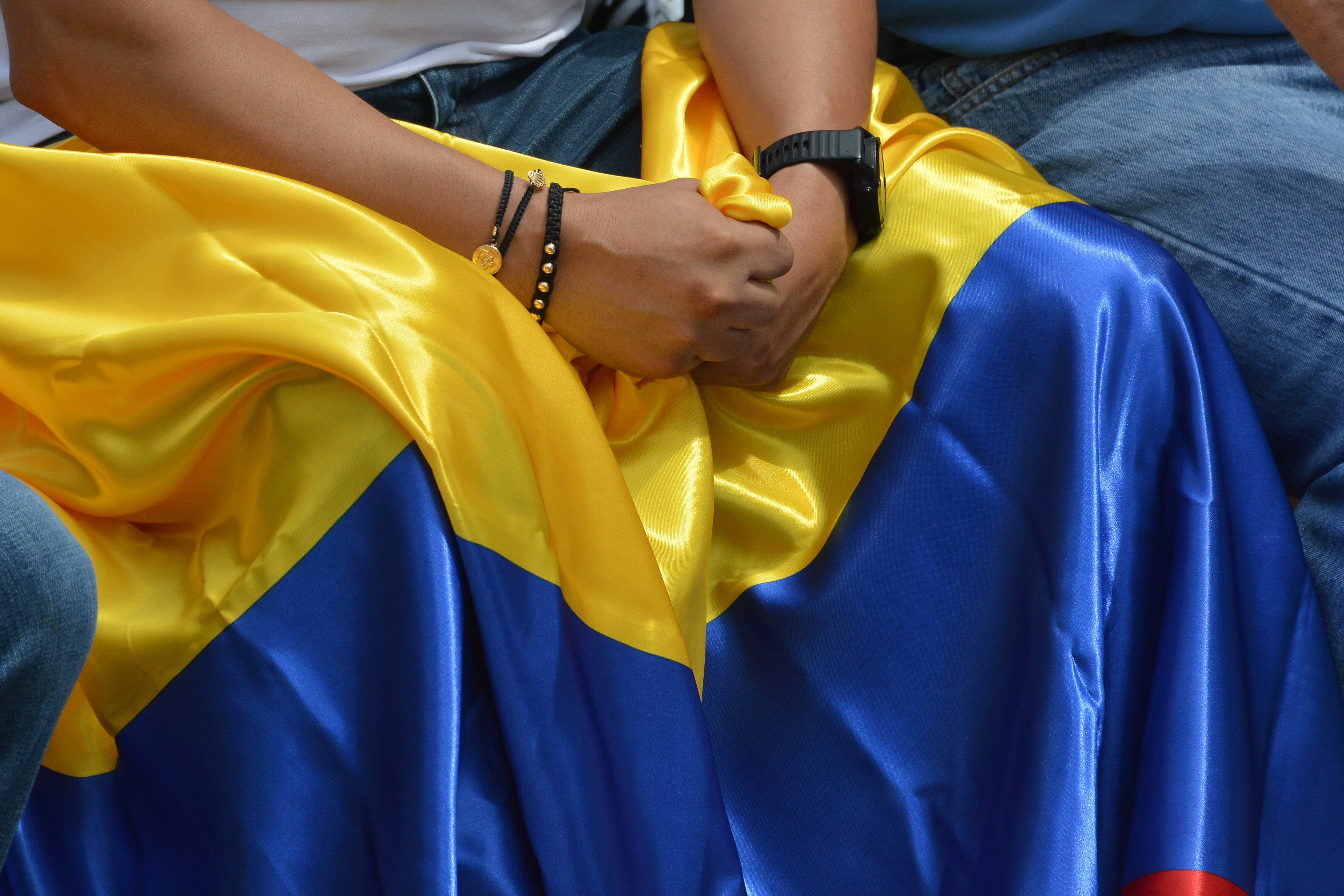 Con camisetas blancas, velas y banderas de Colombia, ciudadanos se reunieron en la Plazoleta Jairo Varela para rechazar el atentado que sufrió el precandidato presidencial Miguel Uribe. Organizaciones civiles piden garantías para el proceso electoral de cara a los comicios de 2026. Foto Jorge Orozco/El País.