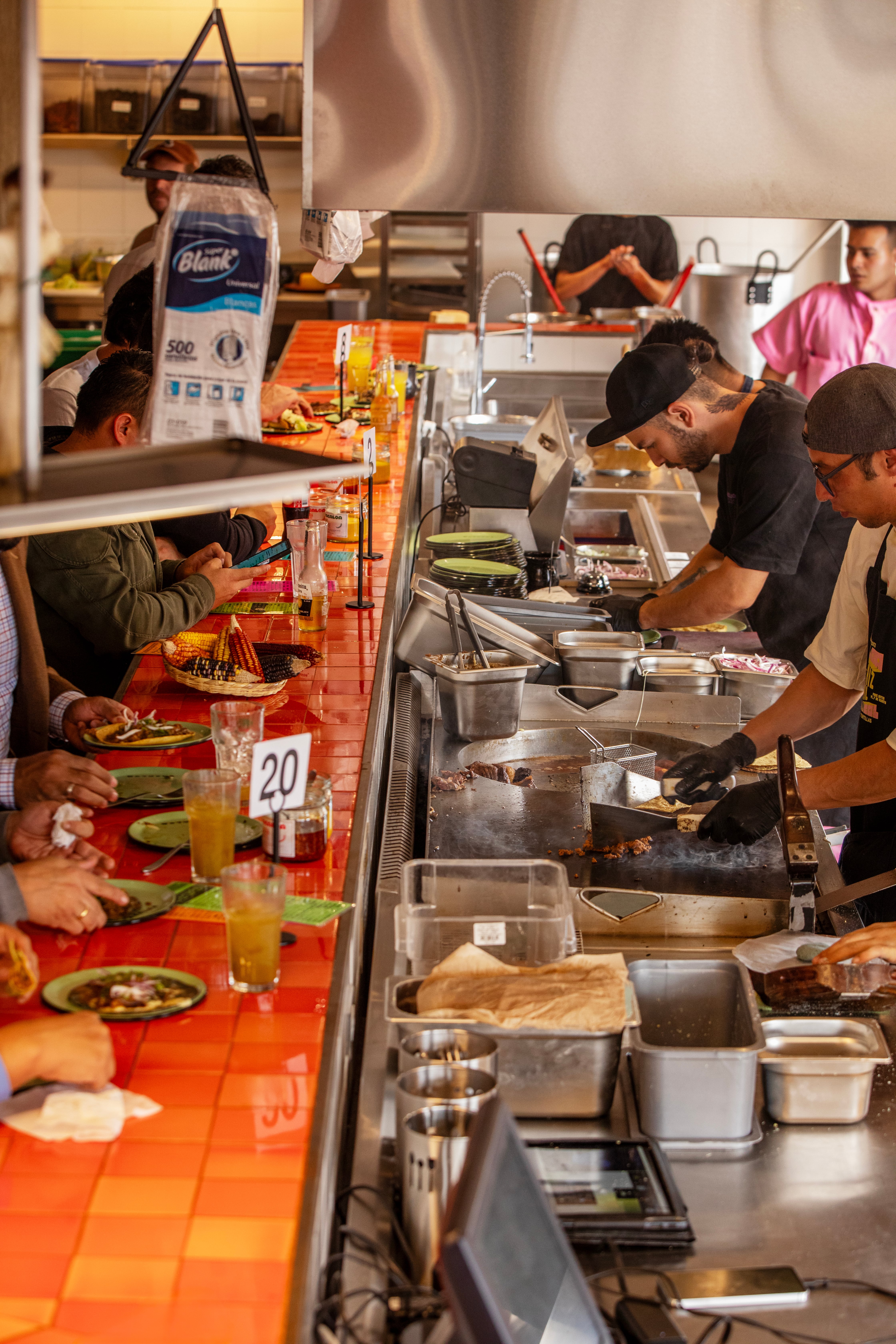 Santiago Moctezuma es el chef mexicano detrás de Tacaloa el nuevo restaurante que aterrizó en el barrio Siete de Agosto en Bogotá.