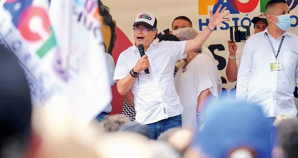 El viernes en la noche, el presidente Petro lanzó un mensaje en el que advertía sobre una ruptura institucional.