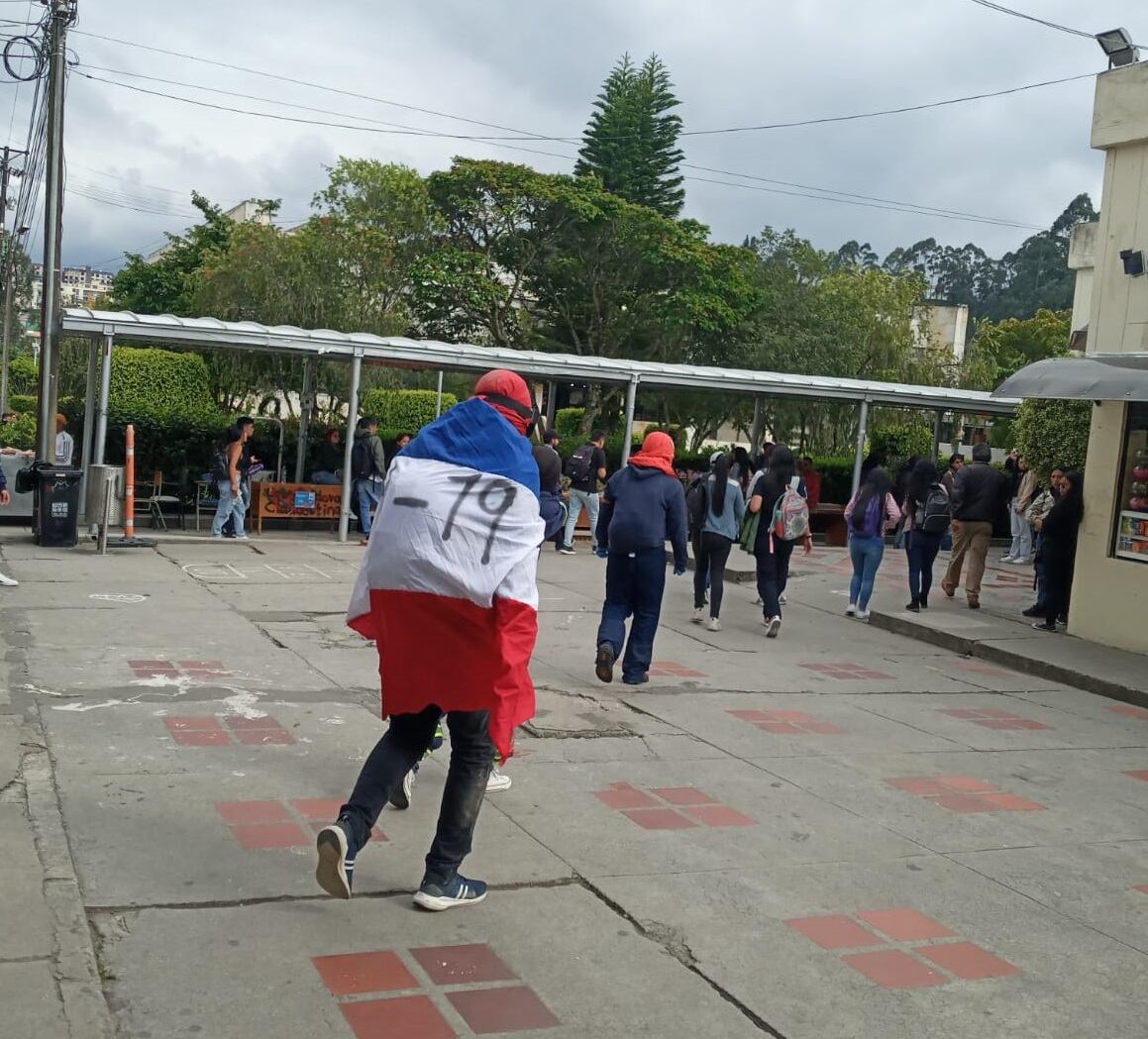 Encapuchados han lanzado explosivos a las autoridades.