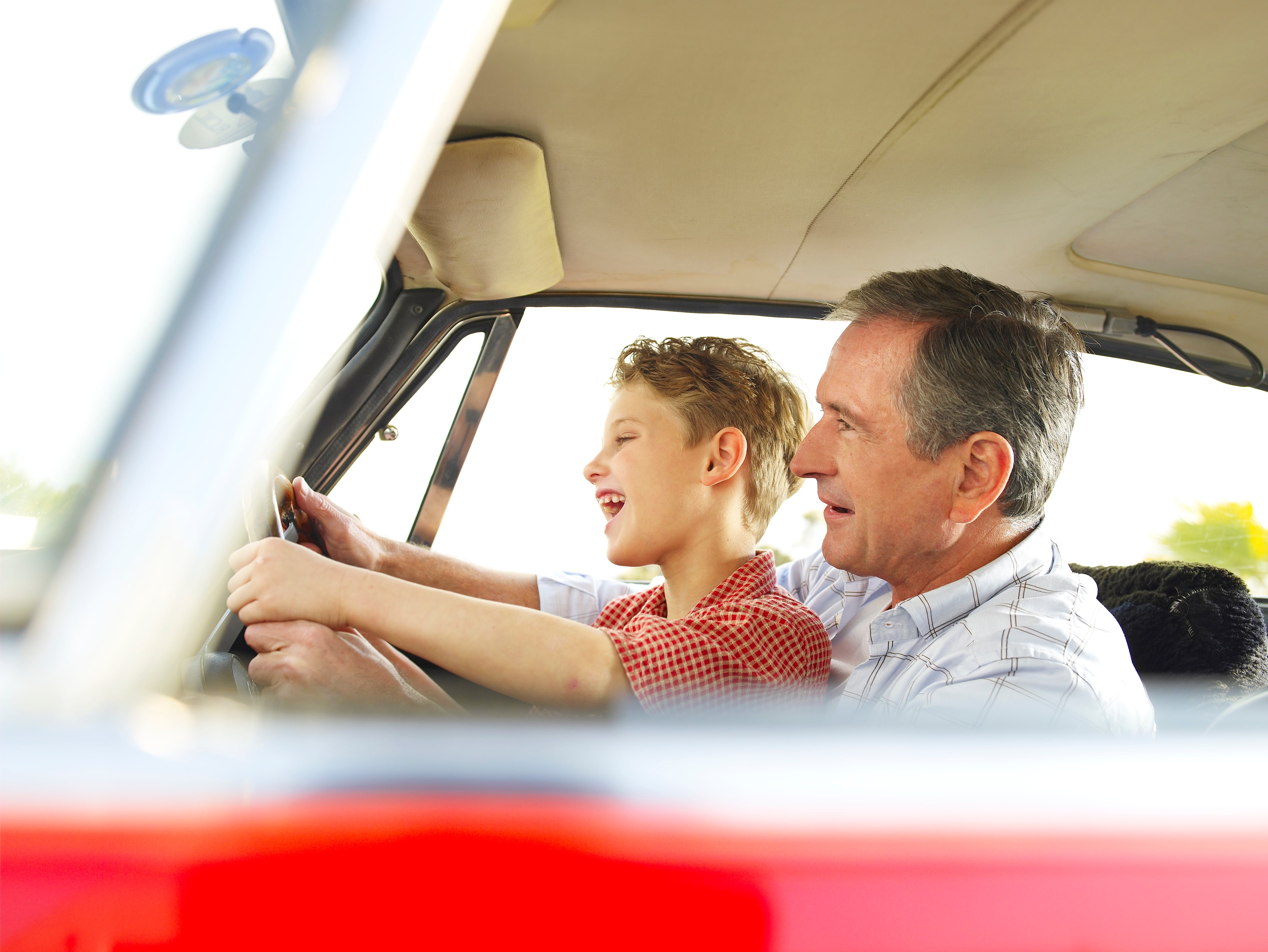 En el pasado la conducción era menos práctica; hoy en día, las nuevas generaciones ya no utilizan algunas herramientas que en el pasado fueron llamativos avances tecnológicos.