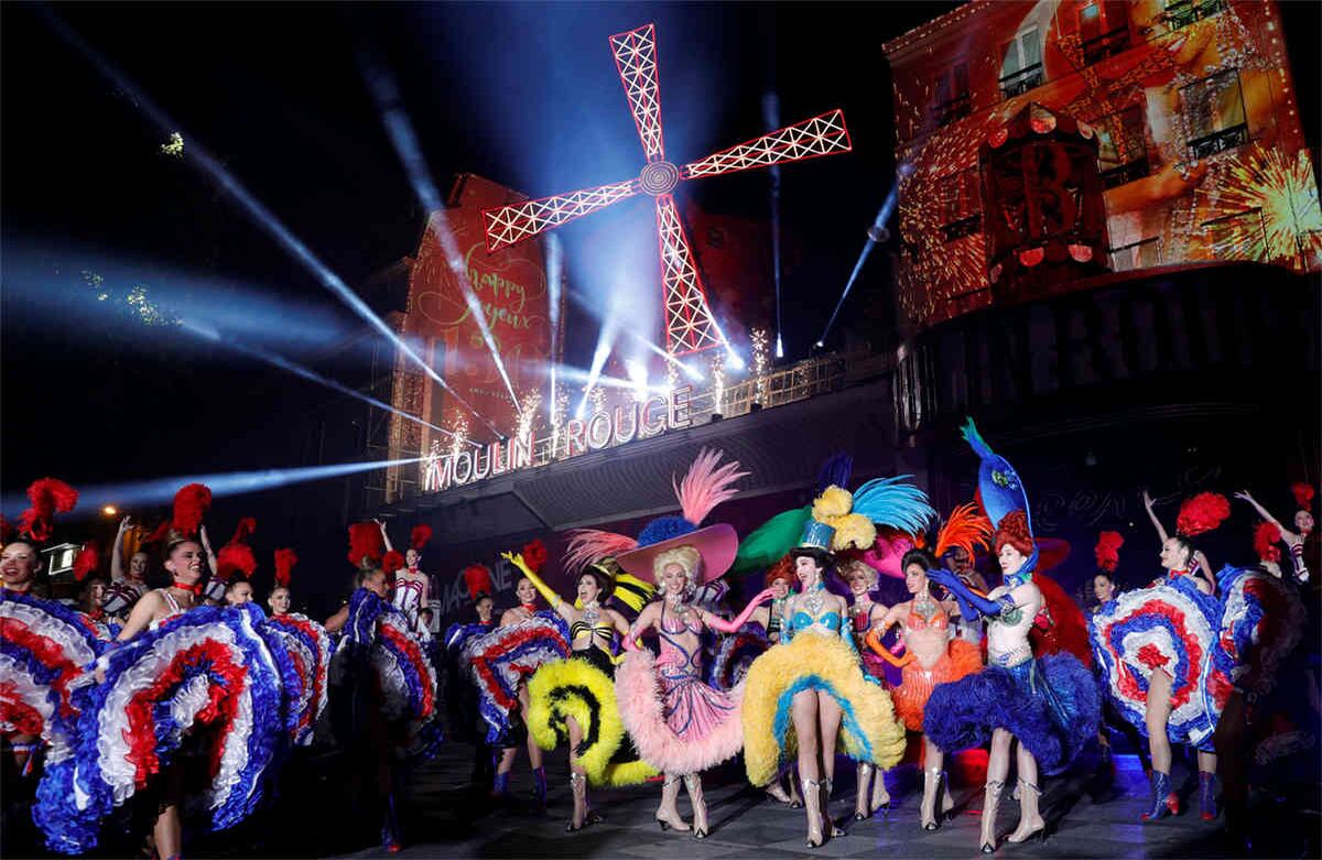 Los bailarines de Moulin Rouge se presentan durante la celebración del 130 aniversario del cabaret más antiguo de Francia, el 6 de octubre de 2019 en París. (GEOFFROY VAN DER HASSELT / AFP)