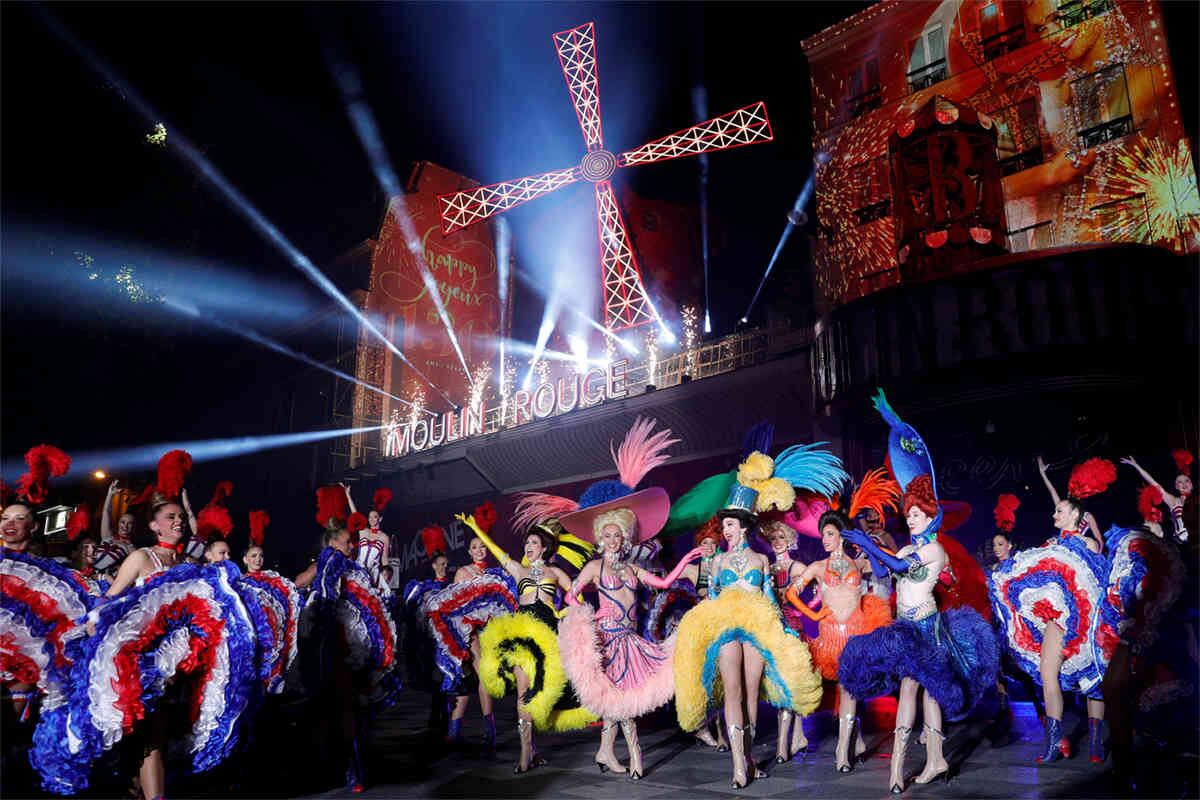 Los bailarines de Moulin Rouge, cabaret más antiguo de Francia, el 6 de octubre de 2019 en París.
Foto: Geoffroy van der Hasselt / AFP.