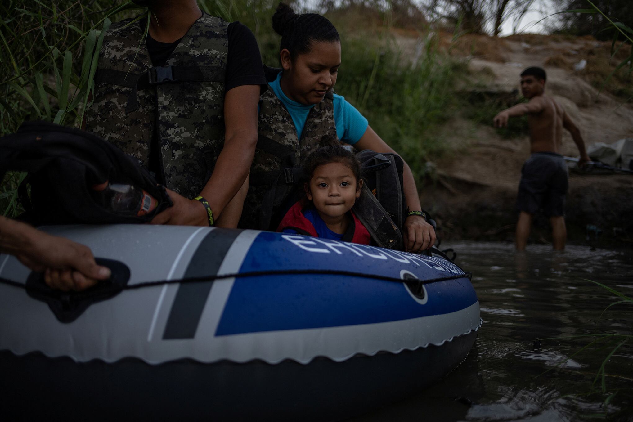 En imágenes : Solicitantes de asilo cruzan Río Grande hacia EE. UU.