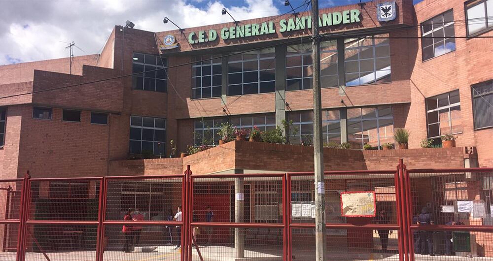 12 profesores de un colegio público en Bogotá resultaron contagiados con covid 19 tras volver a la presencialidad. La cifra puede aumentar en las próximas horas.