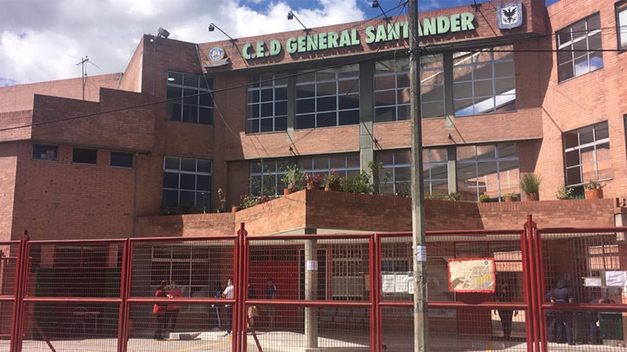 12 profesores de un colegio público en Bogotá resultaron contagiados con covid 19 tras volver a la presencialidad. La cifra puede aumentar en las próximas horas.