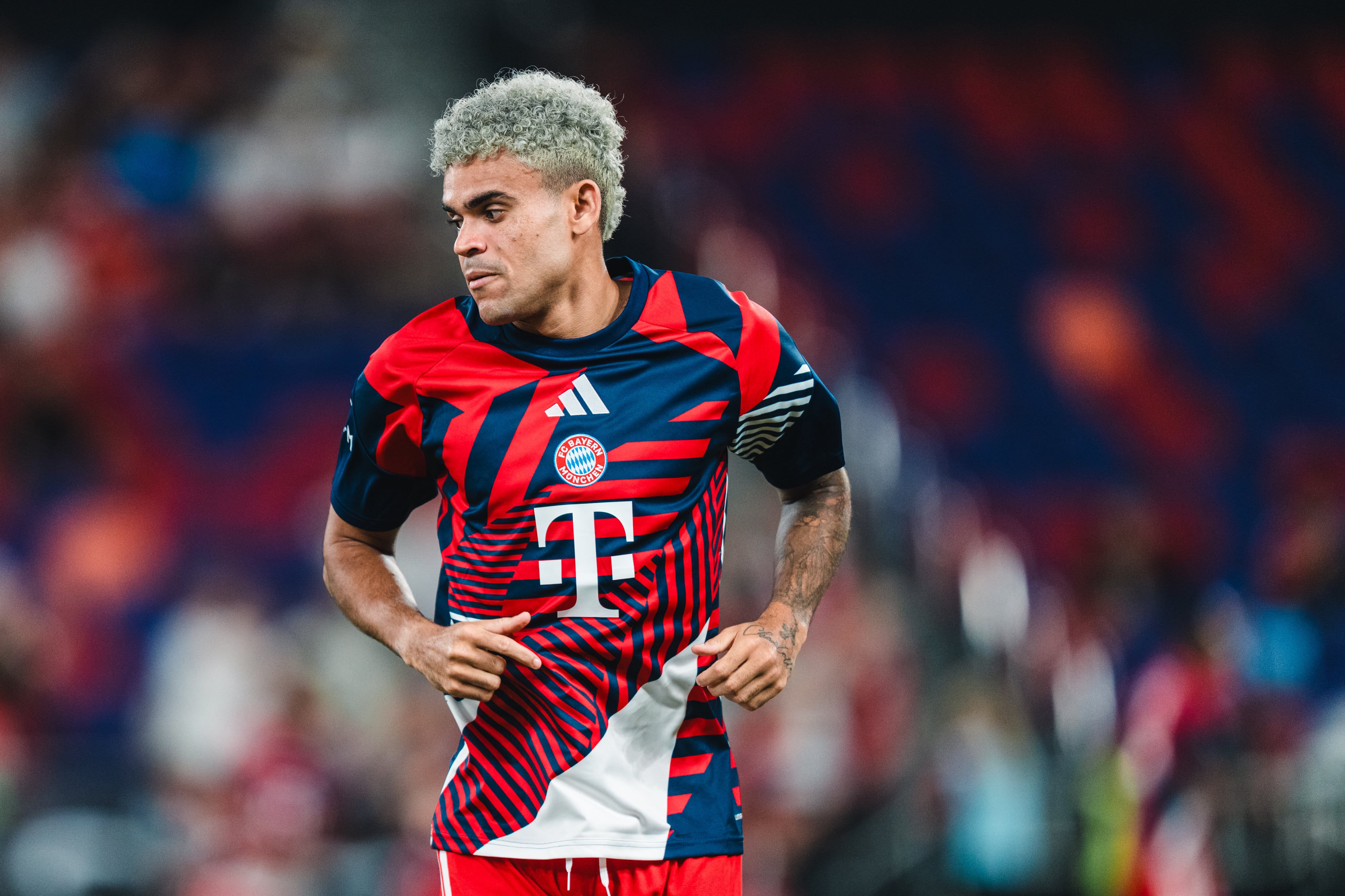 HONG KONG, CHINA - AUGUST 07: FC Bayern Munchen attacker Luis Díaz warm up before game during the Audi Football Summit 2026 match between FC Bayern München and Aston Villa at Kai Tak Stadium on August 07, 2026 in Hong Kong, China. (Photo by Clicks Images/Getty Images)