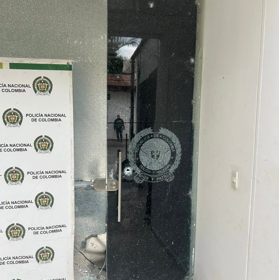 Se conocen las primeras imágenes de los Artefactos que habrían caído sobre la Estación de Policía de Aipe, Huila, en medio de un ataque registrado durante la tarde de este lunes.5 de octubre.