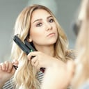 El pelo no debe plancharse mojado.