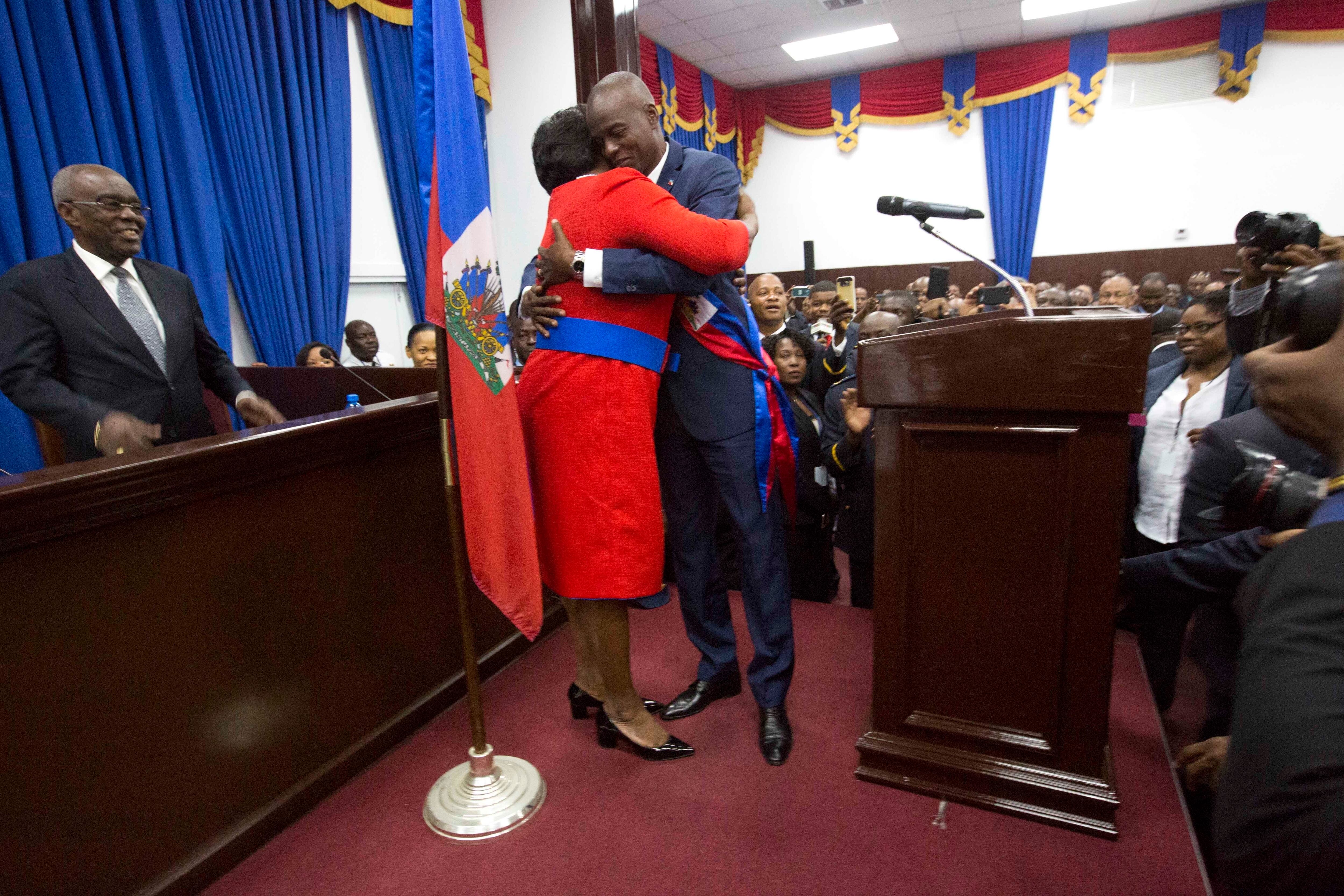 En esta fotografía de archivo del 7 de febrero de 2017, el presidente haitiano, Jovenel Moïse, abraza a su esposa Martine después de prestar juramento en el Parlamento en Puerto Príncipe, Haití. Moïse fue asesinado en un ataque a su residencia privada la madrugada del miércoles 7 de julio de 2021, y la primera dama recibió un disparo en el ataque nocturno y fue hospitalizada, según un comunicado del primer ministro interino del país. (Foto AP / Dieu Nalio Chery, archivo)