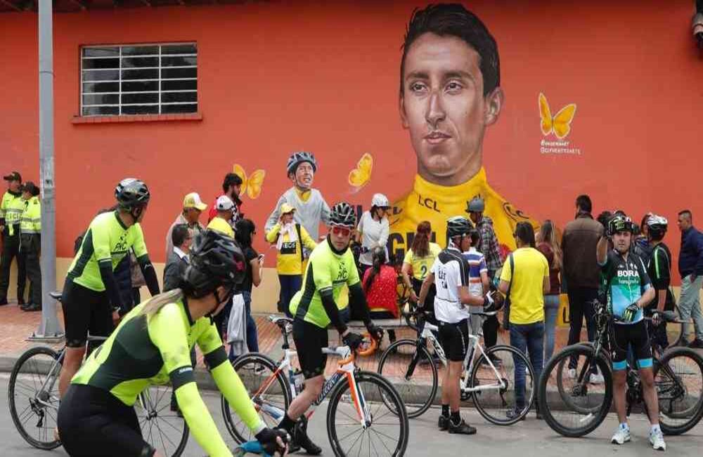 Zipaquirá estuvo lista desde temprano para el recibimiento de Egan Bernal. En un mural en honor al campeón del Tour de Francia los seguidores del escarabajo aprovechan para llevarse un recuerdo. Hasta Patrocinio Jiménez, leyenda del ciclismo, se tomó la foto. Foto: León Darío Peláez / SEMANA
