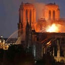 Los funcionarios de la iglesia corrieron para intentar salvar las pinturas y otros tesoros culturales, antes de ser evacuados por los bomberos.