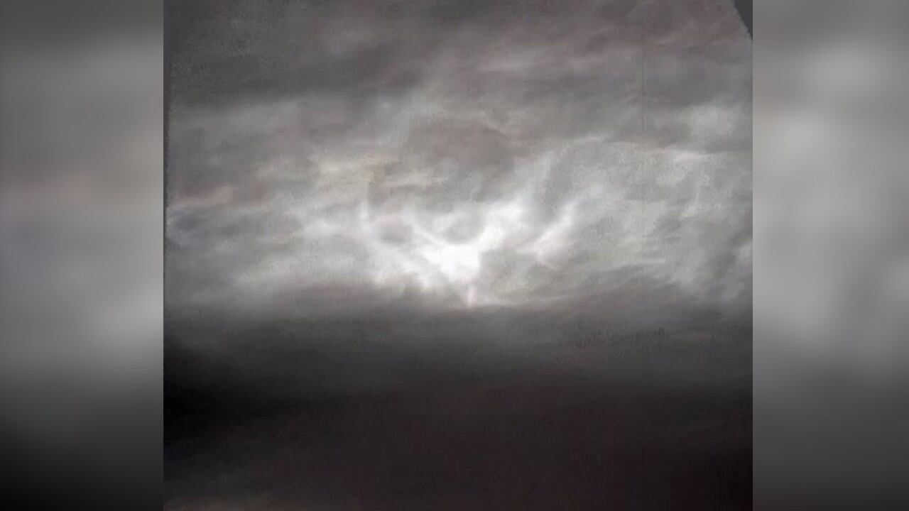 El rover Curiosity capta nubes de colores flotando sobre Marte.