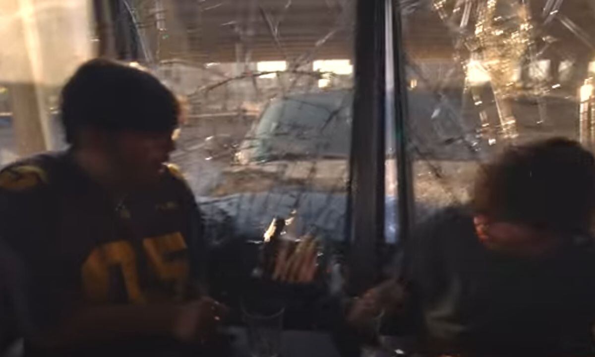 Camioneta por poco acaba con la vida de dos creadores de contenido.