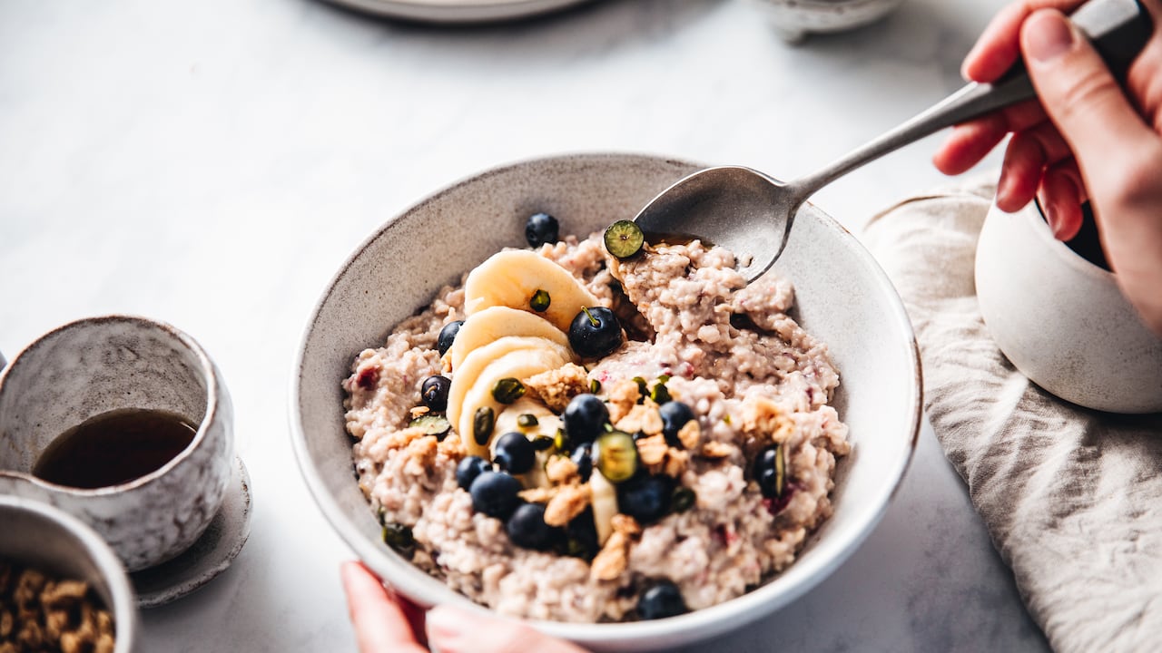 La avena acompañada de frutas y frutos secos puede ser una buena opción de desayuno para bajar de peso.