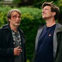 Mads Mikkelsen, izquierda, con el directorr Thomas Vinterberg en el plató de "Another Round" en una imagen proporcionada por Samuel Goldwyn Films. "Another Round" ganó el Oscar a mejor película internacional el 25 de abril de 2021. (Samuel Goldwyn Films via AP)