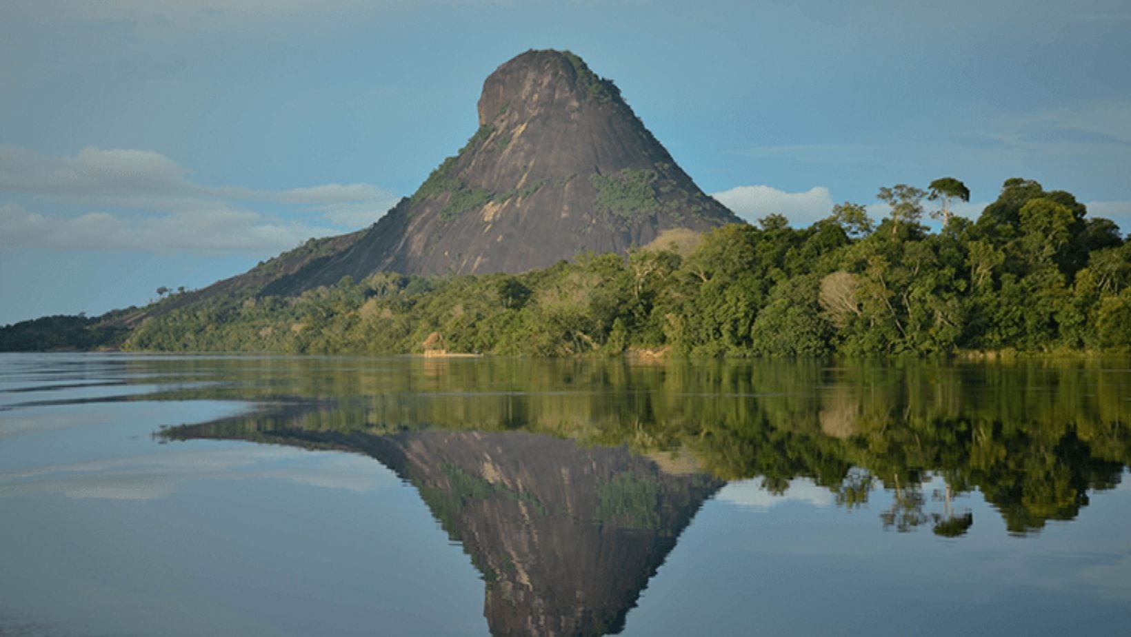 Cerros de Mavecure en la selva del Guainía