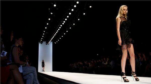 Modelo desfila propuesta del diseñador español Emilio de la Morena.