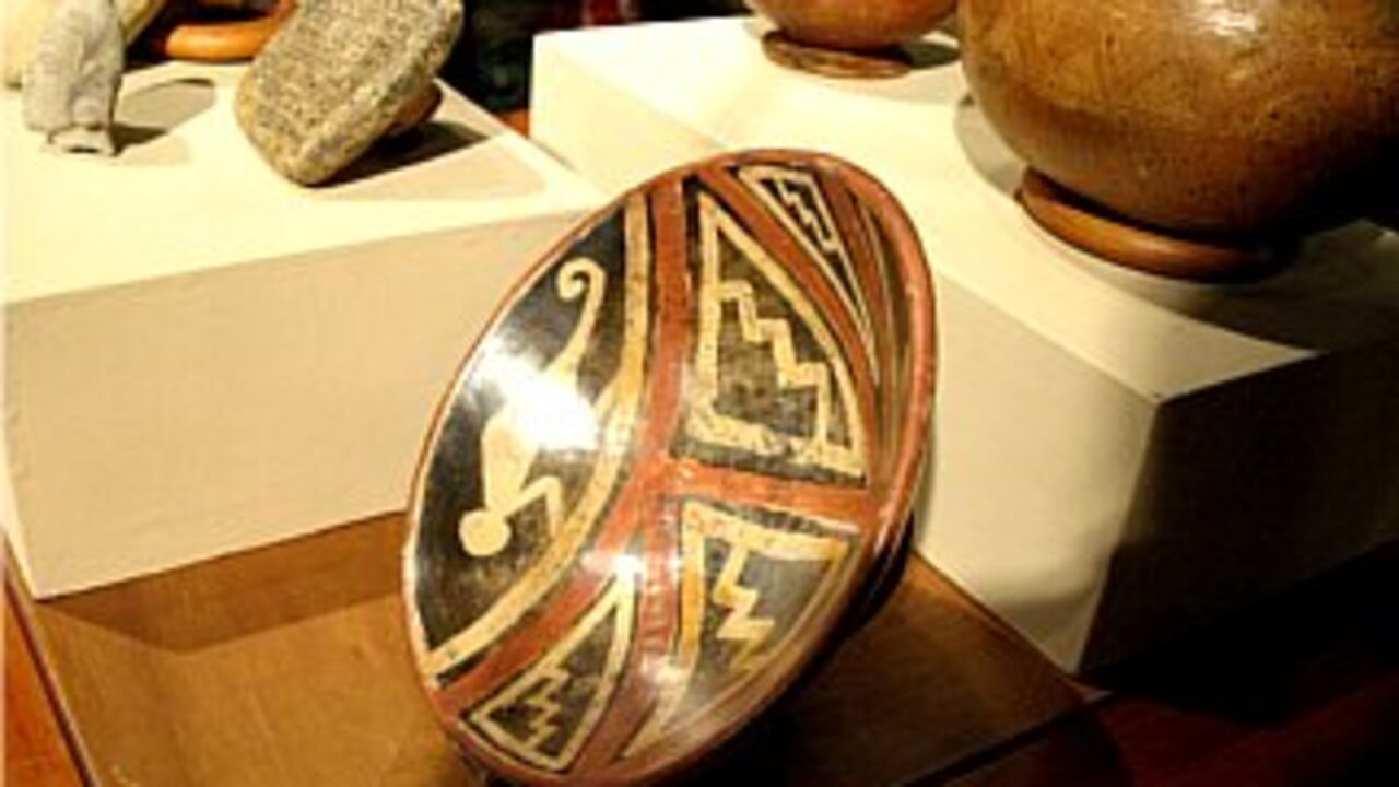 Ollas, platos, vasijas, figurinas de cerámica, piezas de orfebrería y esmeraldas talladas hacen parte del baluarte arqueológico que regresó al país.