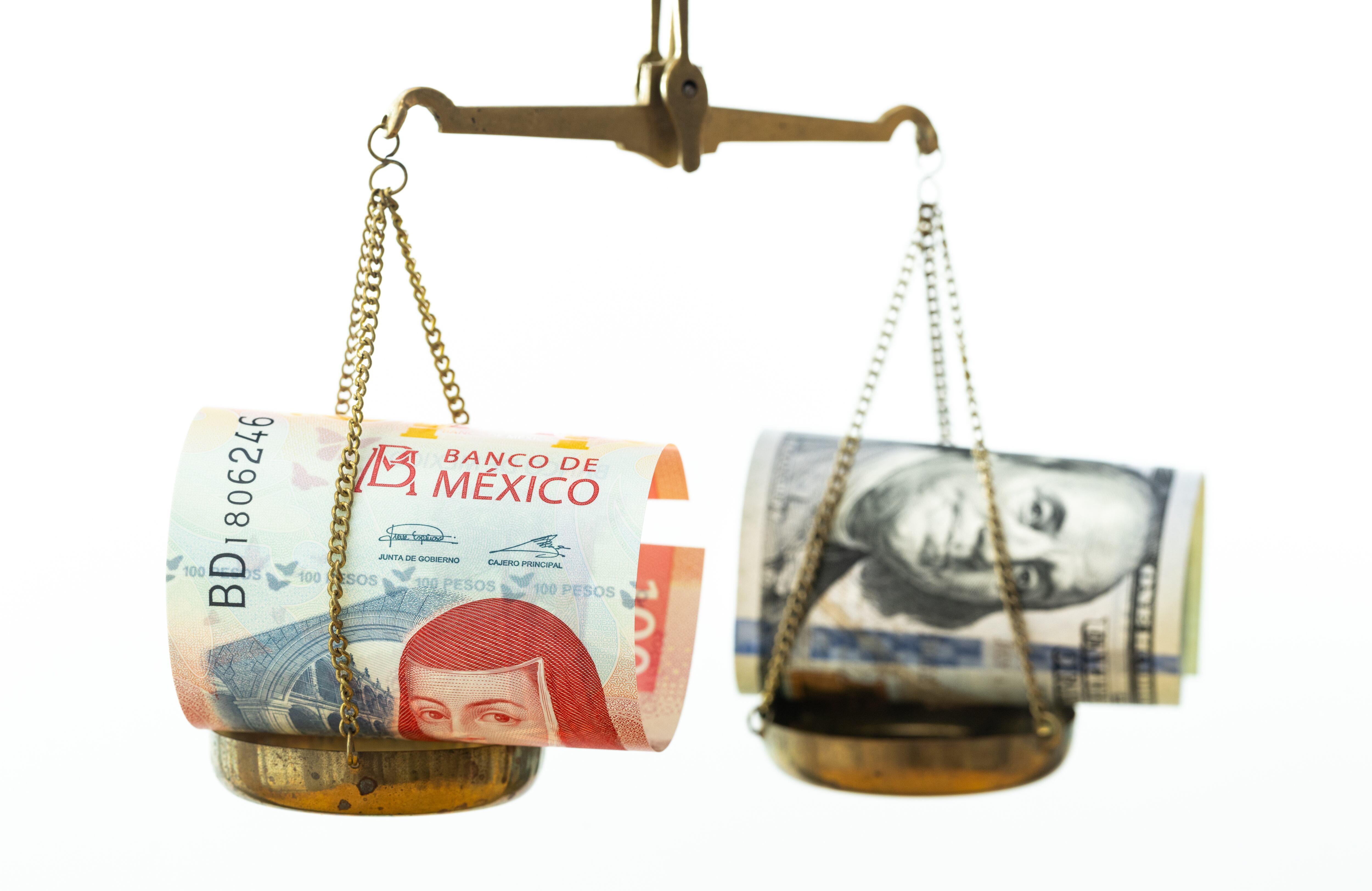 Pesos mexicanos y dólares americanos